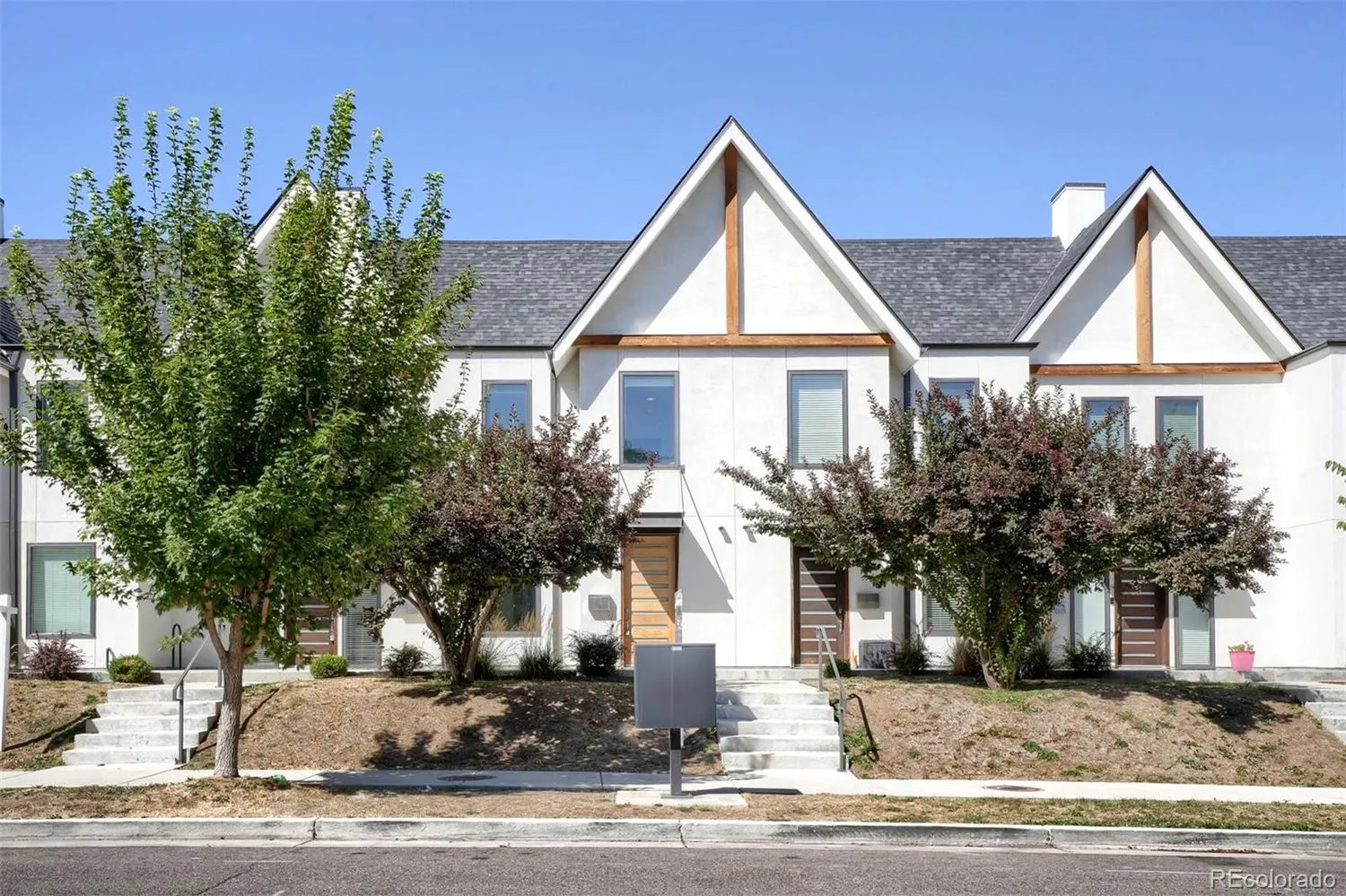1031 Julian St: photo 2
