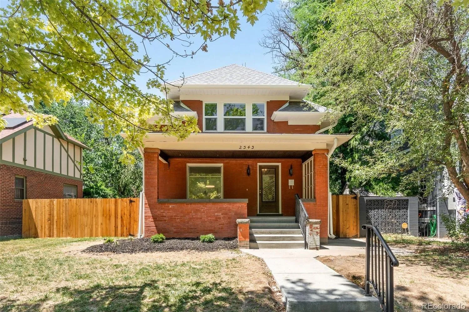 2343 Dahlia St: photo 2