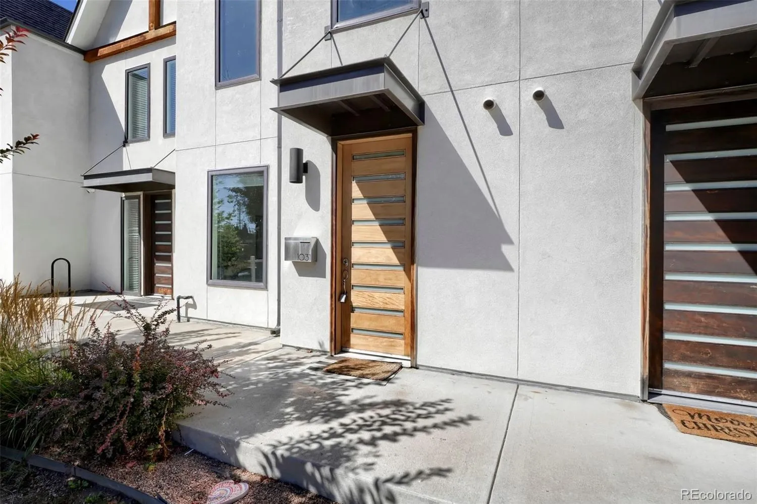 1031 Julian St: photo 3